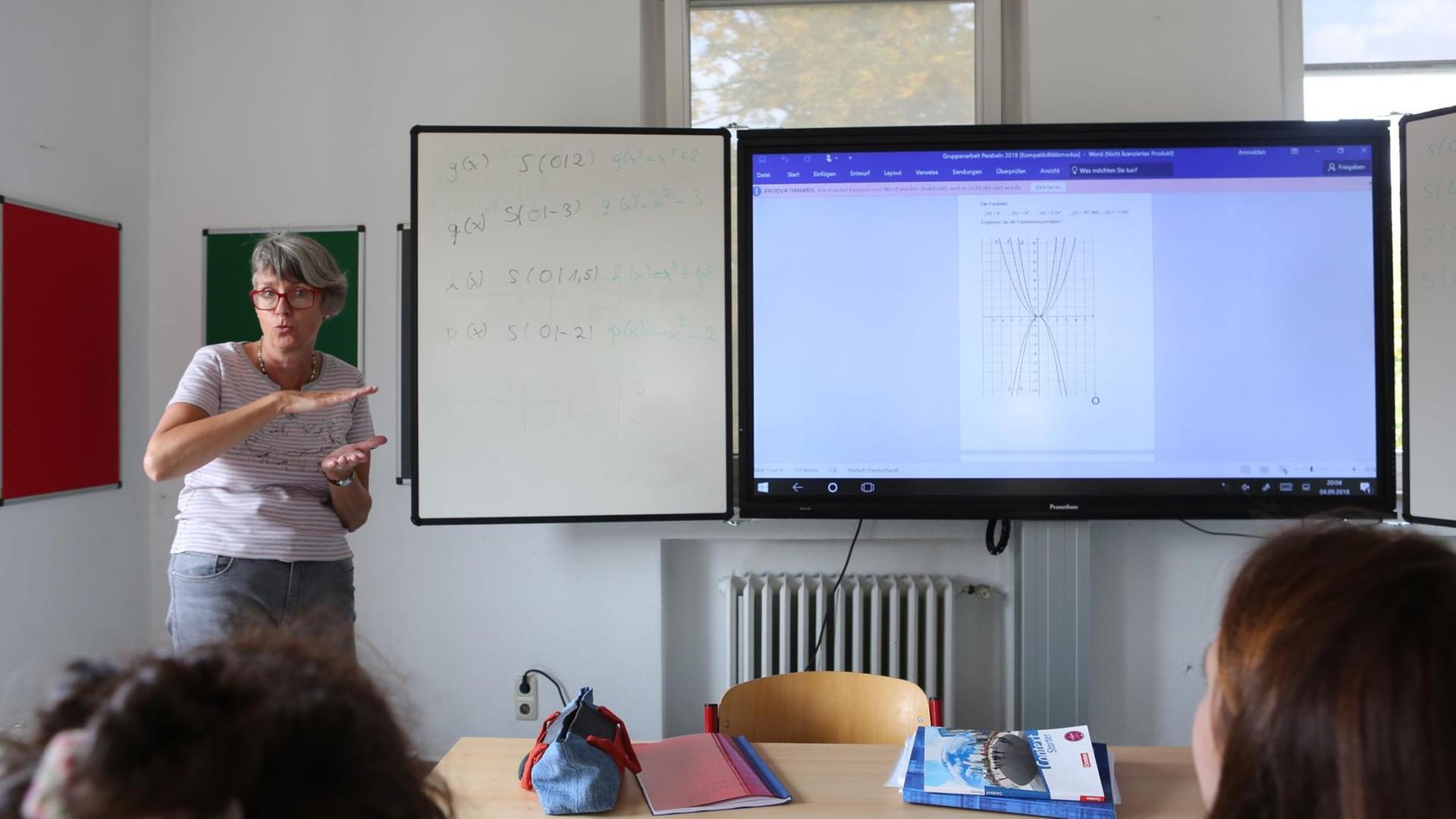 Die Mathelehrerin an der Tages- und Abendschule TAS erklärt Parabelfunktionen