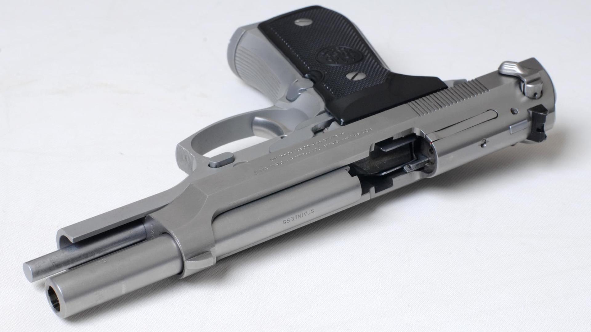 Eine Beretta-Pistole mit geöffnetem Verschluss. Eine Beretta-Pistole mit geöffnetem Verschluss.