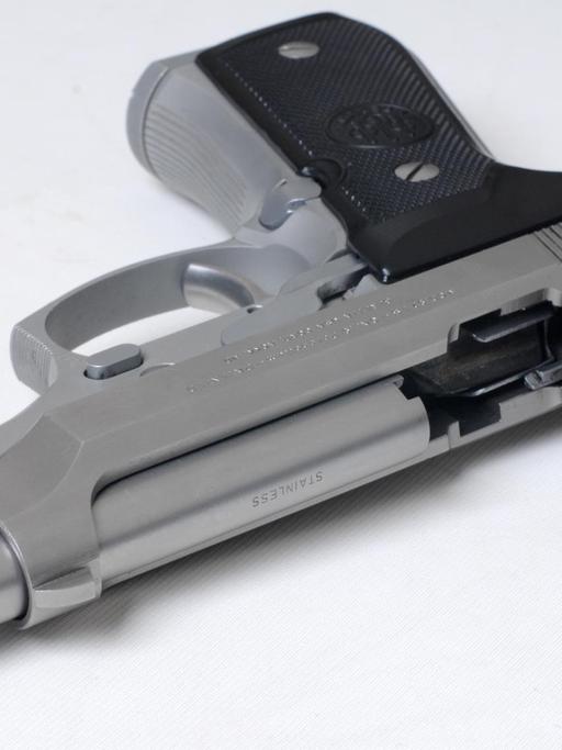Eine Beretta-Pistole mit geöffnetem Verschluss.