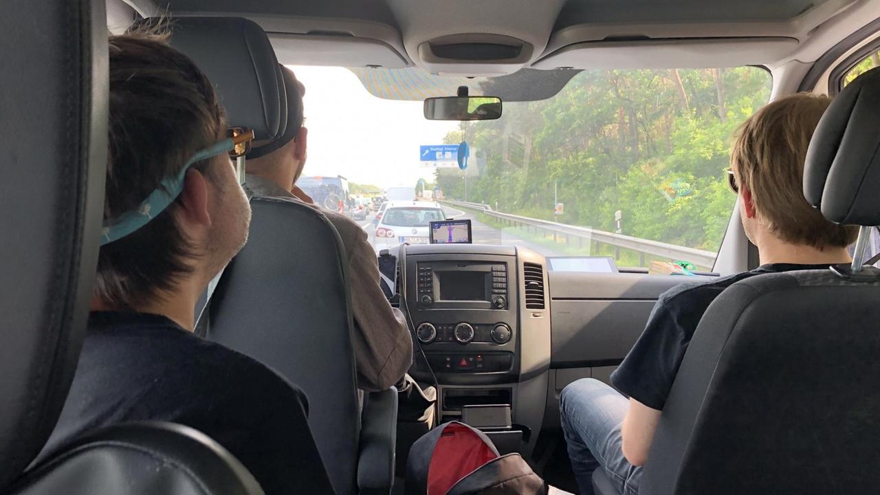 Die Band in einem Tourbus auf dem Weg zum Auftritt Die Band in einem Tourbus auf dem Weg zum Auftritt