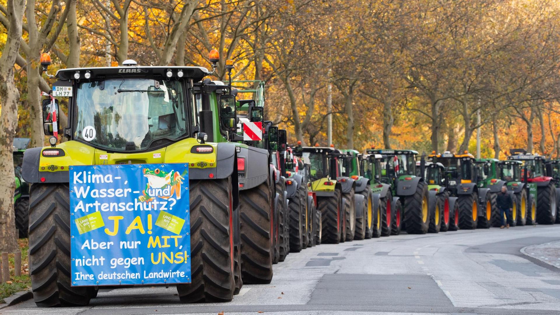 Landwirte stehen mit ihren Treckern nach einer Sternfahrt in der Hamburger Innenstadt auf dem Holstenwall. Landwirte stehen mit ihren Treckern nach einer Sternfahrt in der Hamburger Innenstadt auf dem Holstenwall.