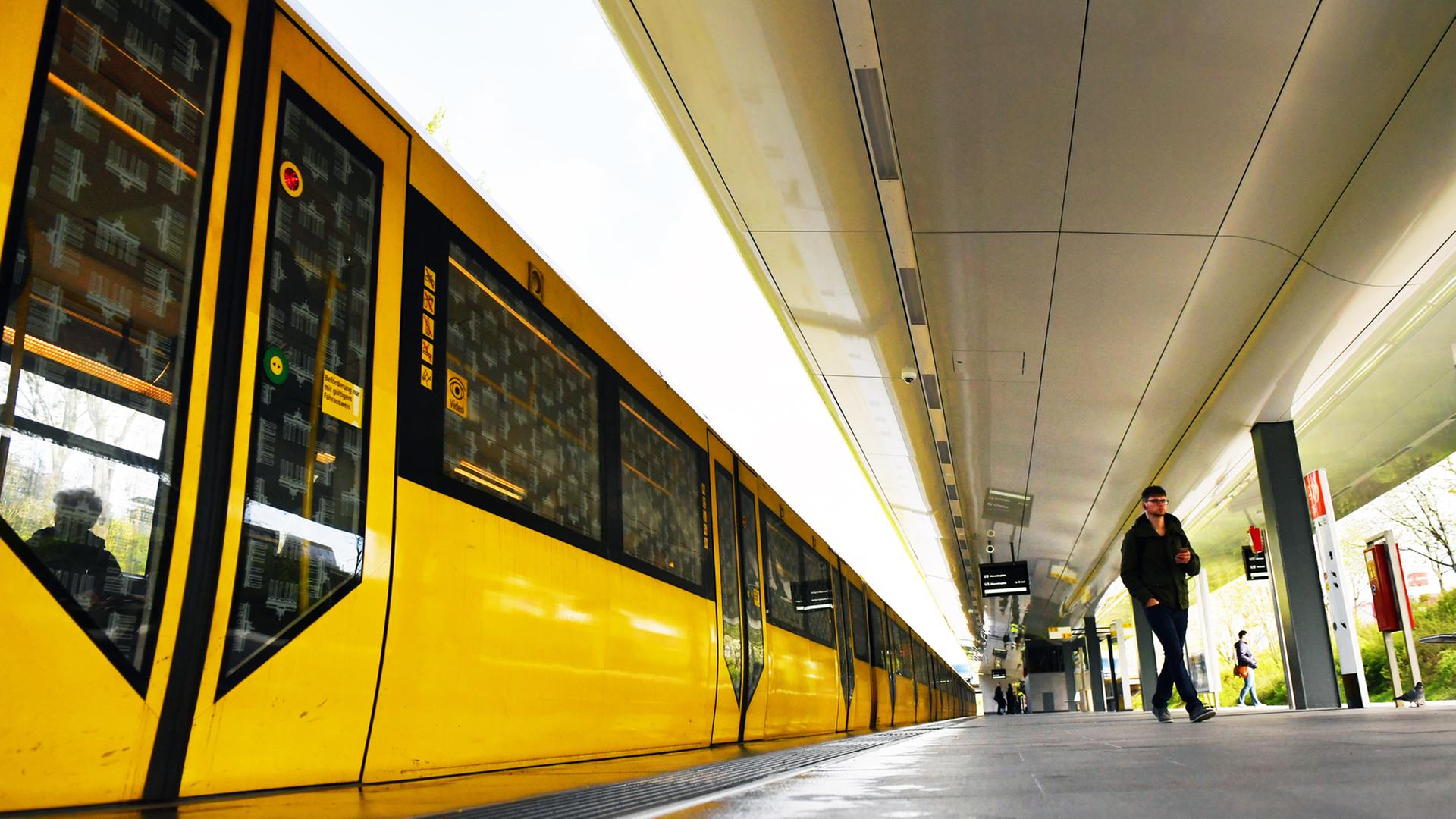 Eine Berliner U-Bahn steht in einem Bahnhof. Eine Berliner U-Bahn steht in einem Bahnhof.