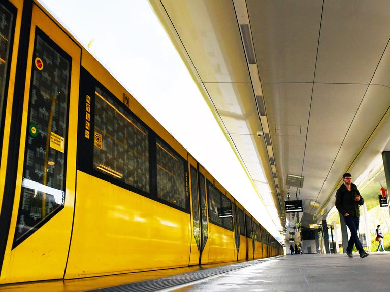 Eine Berliner U-Bahn steht in einem Bahnhof.