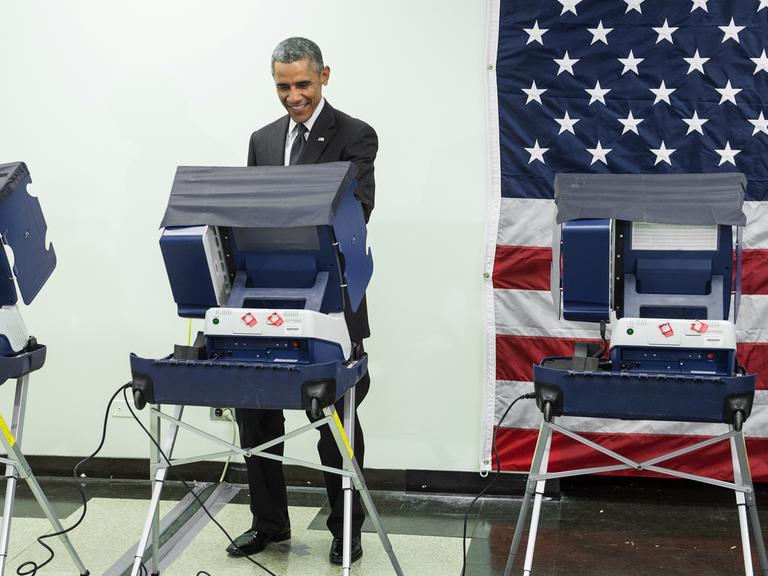 US-Präsident Barack Obama gibt gutgelaunt seine Stimme bei den Zwischenwahlen ab.