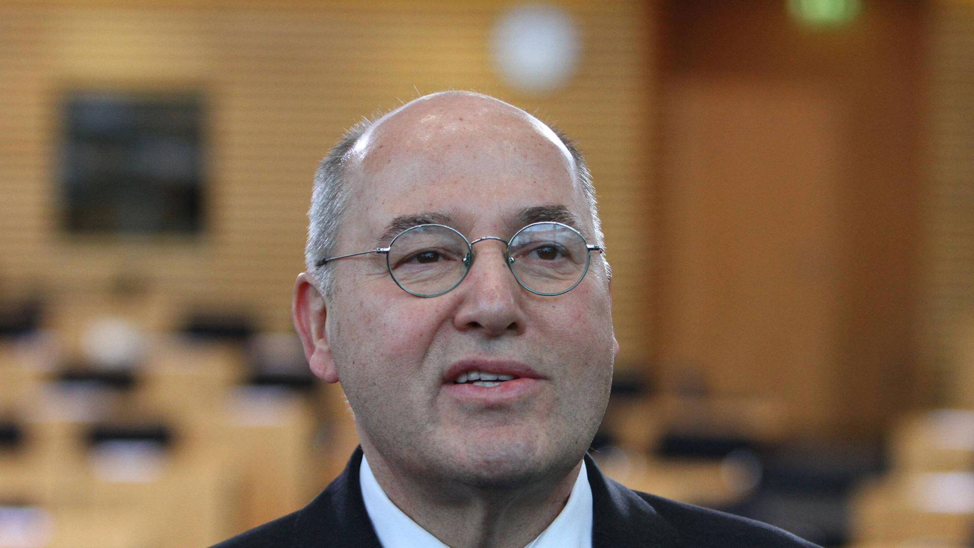 Der Linken-Fraktionsvorsitzende Gregor Gysi steht vor Stühlen im Thüringer Landtag in Erfurt. Der Linken-Fraktionsvorsitzende Gregor Gysi steht vor Stühlen im Thüringer Landtag in Erfurt.