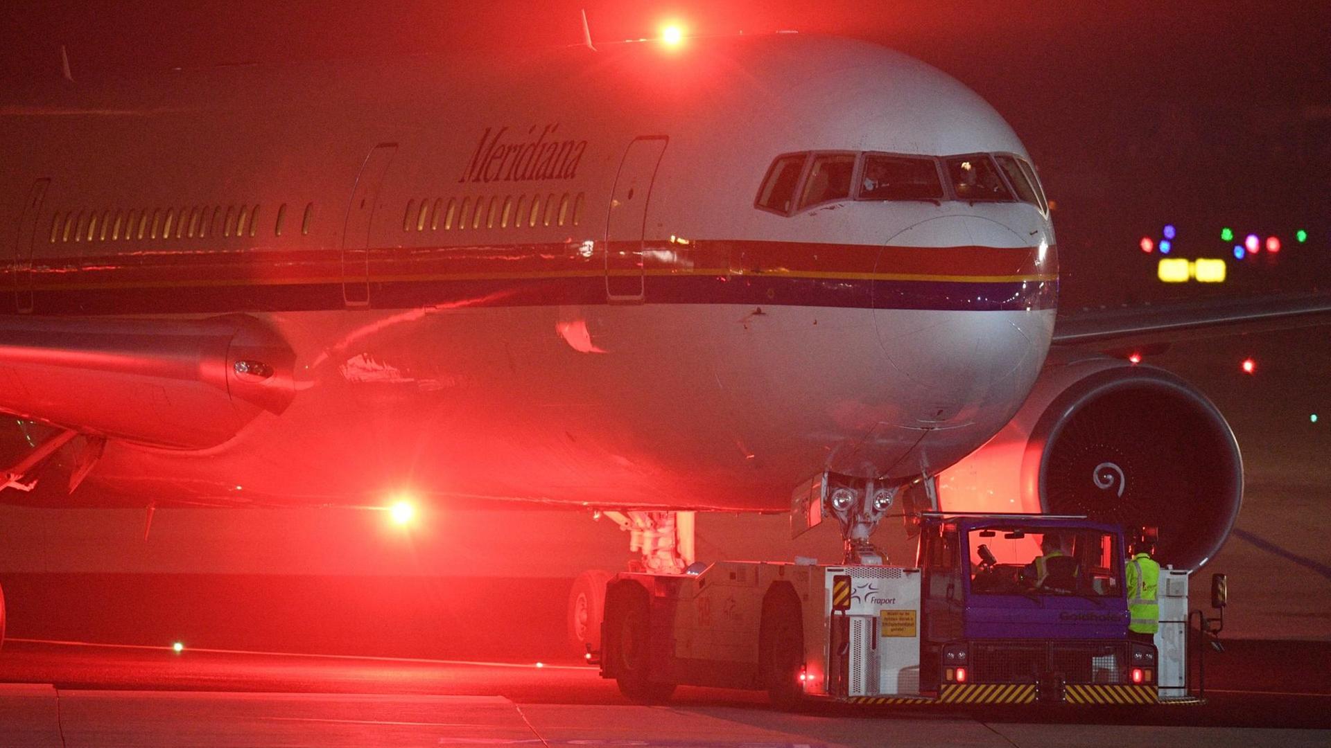 Ein Flugzeug von Meridiana wird am 14.12.2016 auf dem Flughafen in Frankfurt am Main (Hessen) aus der Parkposition geschoben. Laut Informationen von Pro Asyl und Medienberichten sollte am Mittwochabend ein erster Charterflug mit 50 Afghanen von Frankfurt nach Kabul starten. Die Bundespolizei und der Flughafenbetreiber Fraport wollten sich nicht zu einer möglichen Abschiebung äußern und verwiesen auf das Bundesinnenministerium. Foto: Boris Roessler/dpa | Ein Flugzeug von Meridiana wird am 14.12.2016 auf dem Flughafen in Frankfurt am Main (Hessen) aus der Parkposition geschoben. Laut Informationen von Pro Asyl und Medienberichten sollte am Mittwochabend ein erster Charterflug mit 50 Afghanen von Frankfurt nach Kabul starten. Die Bundespolizei und der Flughafenbetreiber Fraport wollten sich nicht zu einer möglichen Abschiebung äußern und verwiesen auf das Bundesinnenministerium. Foto: Boris Roessler/dpa |