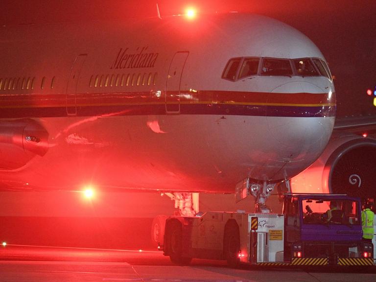 Ein Flugzeug von Meridiana wird am 14.12.2016 auf dem Flughafen in Frankfurt am Main (Hessen) aus der Parkposition geschoben. Laut Informationen von Pro Asyl und Medienberichten sollte am Mittwochabend ein erster Charterflug mit 50 Afghanen von Frankfurt nach Kabul starten. Die Bundespolizei und der Flughafenbetreiber Fraport wollten sich nicht zu einer möglichen Abschiebung äußern und verwiesen auf das Bundesinnenministerium. Foto: Boris Roessler/dpa |