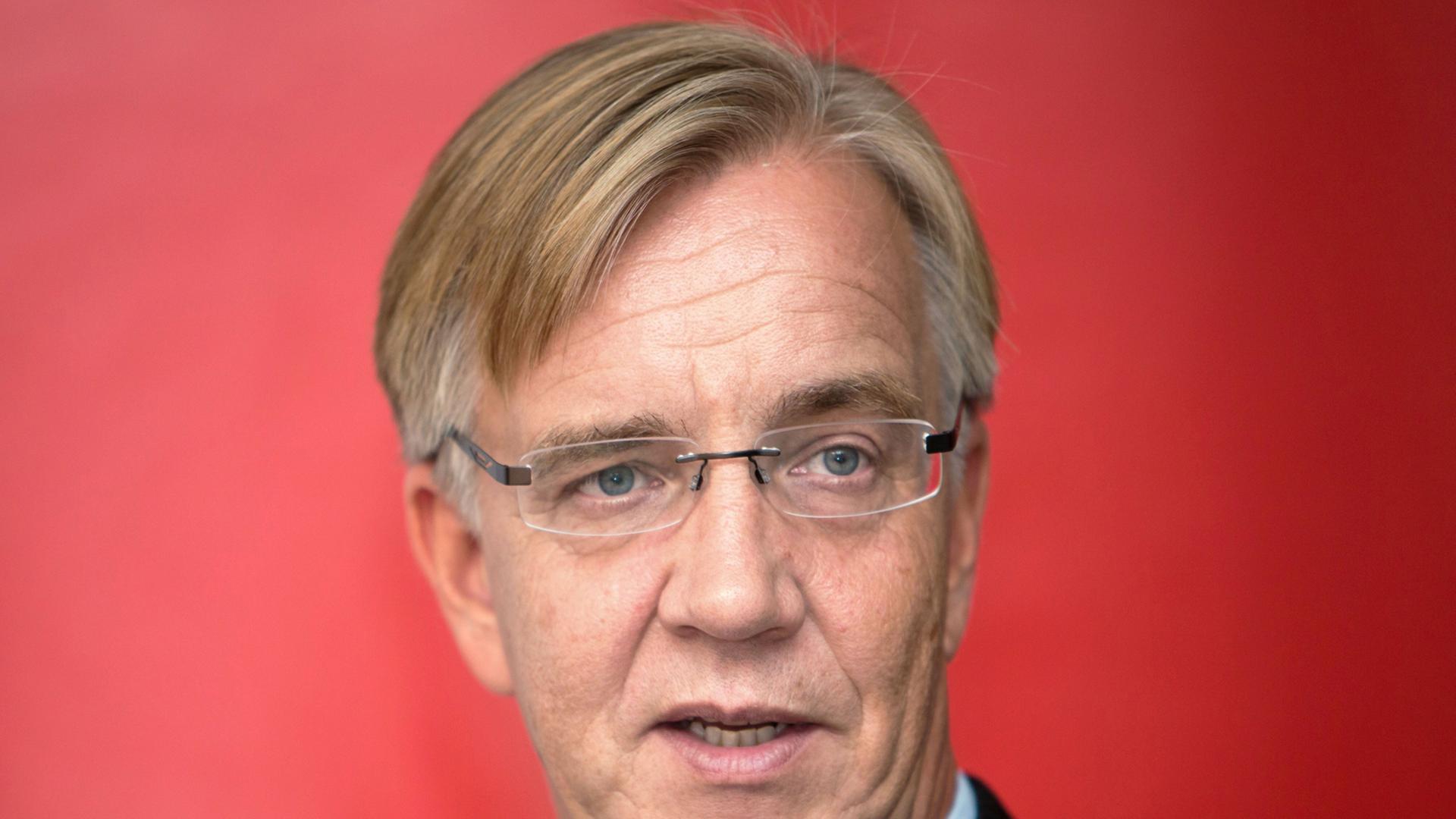 Der Direktkandidat der Partei Die Linke, Dietmar Bartsch, sitzt in seinem Wahlbüro in Schwerin (Mecklenburg-Vorpommern) Der Direktkandidat der Partei Die Linke, Dietmar Bartsch, sitzt in seinem Wahlbüro in Schwerin (Mecklenburg-Vorpommern)