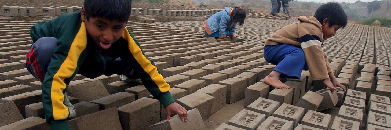 Viele Kinder in Peru müssen ihre Familien finanziell unterstützen. Viele Kinder in Peru müssen ihre Familien finanziell unterstützen.