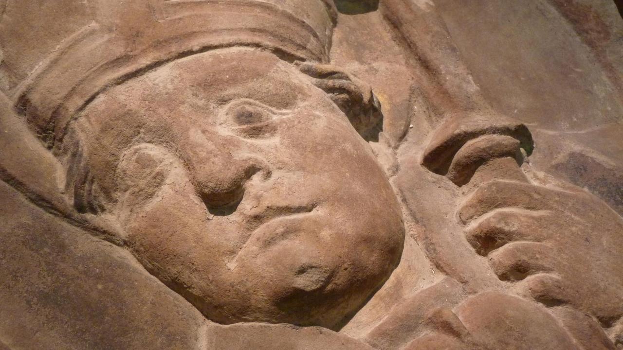 Steinrelief mit Darstellung des Kirchenvaters Augustinus auf dem spaetgotischen Schluss-Stein der 1945 zerstoerten Bibliothek des Augustinerklosters in der Altstadt von Erfurt in Thüringen Steinrelief mit Darstellung des Kirchenvaters Augustinus auf dem spaetgotischen Schluss-Stein der 1945 zerstoerten Bibliothek des Augustinerklosters in der Altstadt von Erfurt in Thüringen