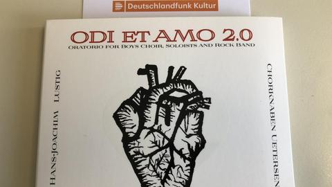 Eine anatomische Zeichnung eines Herzes ist auf dem Cover zu sehen
