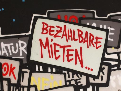 "Bezahlbare Mieten" steht am auf einem Wandbild nahe dem Kottbusser Tor in Berlin im Bezirk Kreuzberg.