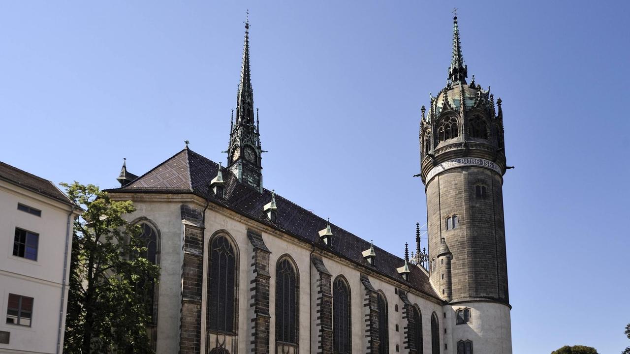 Die Schlosskirche zu Wittenberg. An ihre Tür schlug Martin Luther am 31. Oktober 1517 seine 95 Thesen. Seit 1997 gehört die Schlosskirche zu den UNESCO-Welterbestätten.