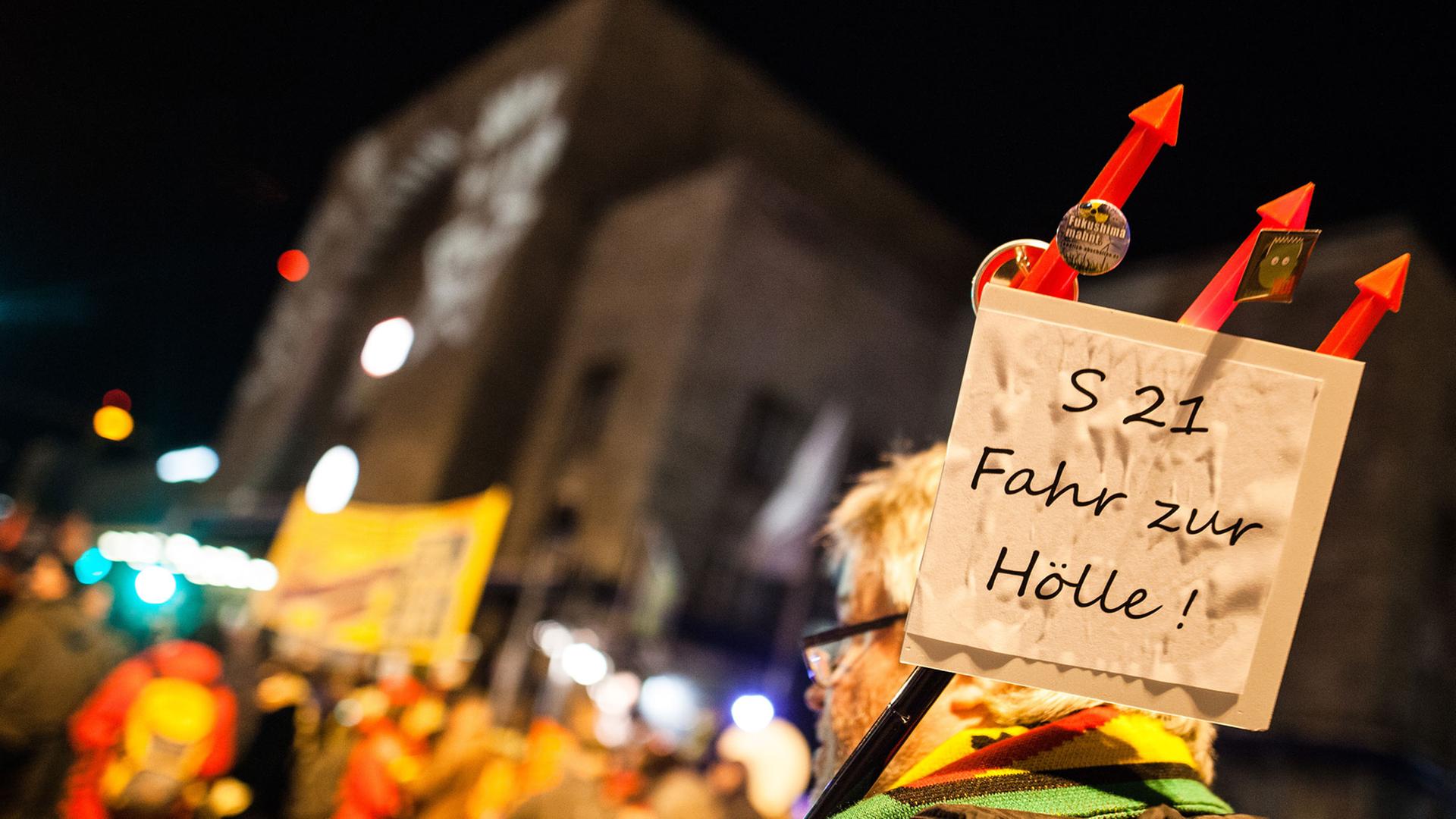 "S21 Fahr zur Hölle", steht bei der 300. Montagsdemo vor dem Hauptbahnhof in Stuttgart auf einem Plakat "S21 Fahr zur Hölle", steht bei der 300. Montagsdemo vor dem Hauptbahnhof in Stuttgart auf einem Plakat