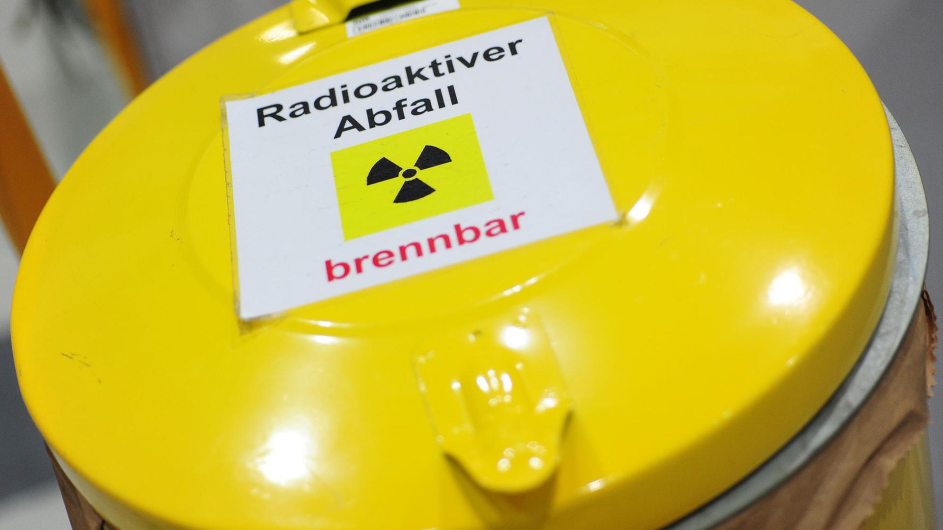 Eine Warntafel mit der Aufschrift "Radioaktiver Abfall brennbar" ist in Garching bei München (Oberbayern) zu sehen. Eine Warntafel mit der Aufschrift "Radioaktiver Abfall brennbar" ist in Garching bei München (Oberbayern) zu sehen.