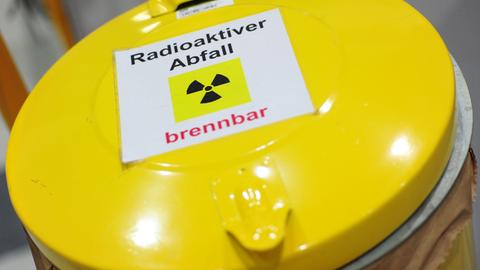 Eine Warntafel mit der Aufschrift "Radioaktiver Abfall brennbar" ist in Garching bei München (Oberbayern) zu sehen.