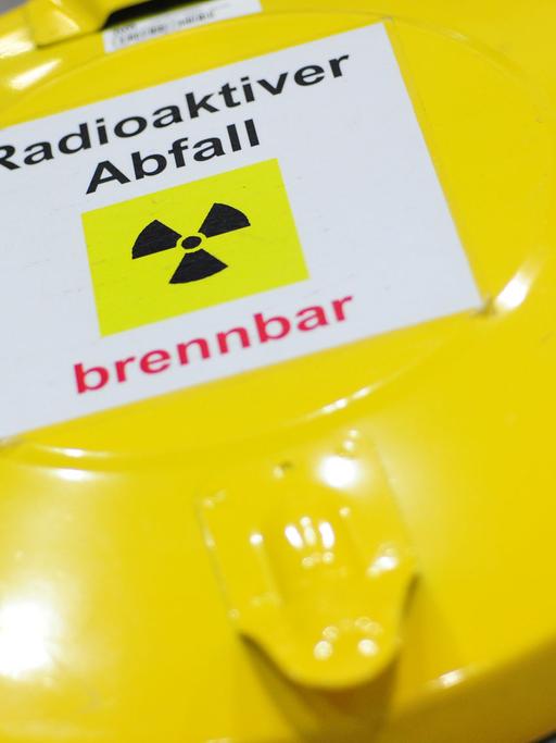 Eine Warntafel mit der Aufschrift "Radioaktiver Abfall brennbar" ist in Garching bei München (Oberbayern) zu sehen.