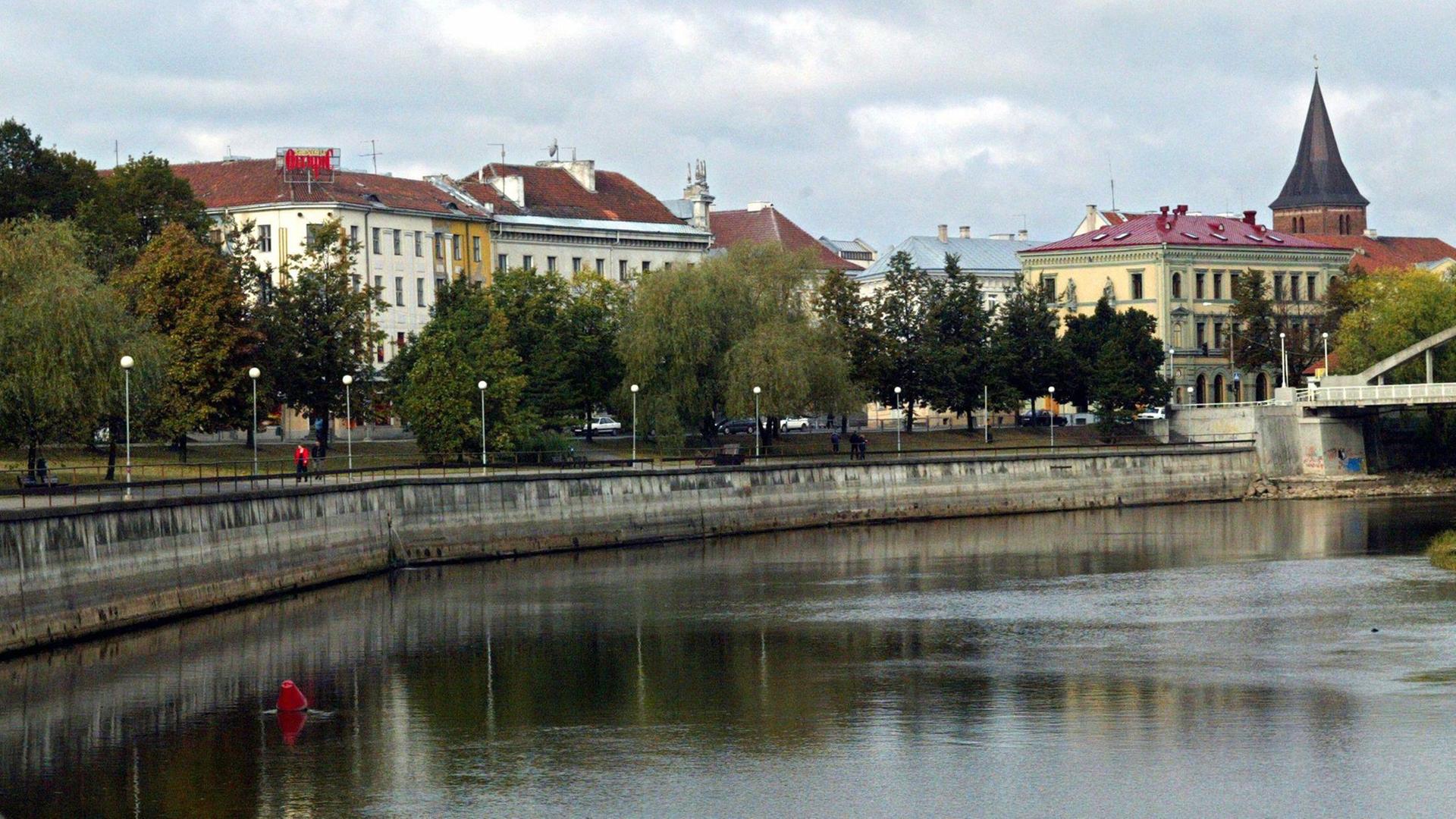 Blick auf den Fluß Emajögi in Tarto in Estland, aufgenommen am 29.9.2002