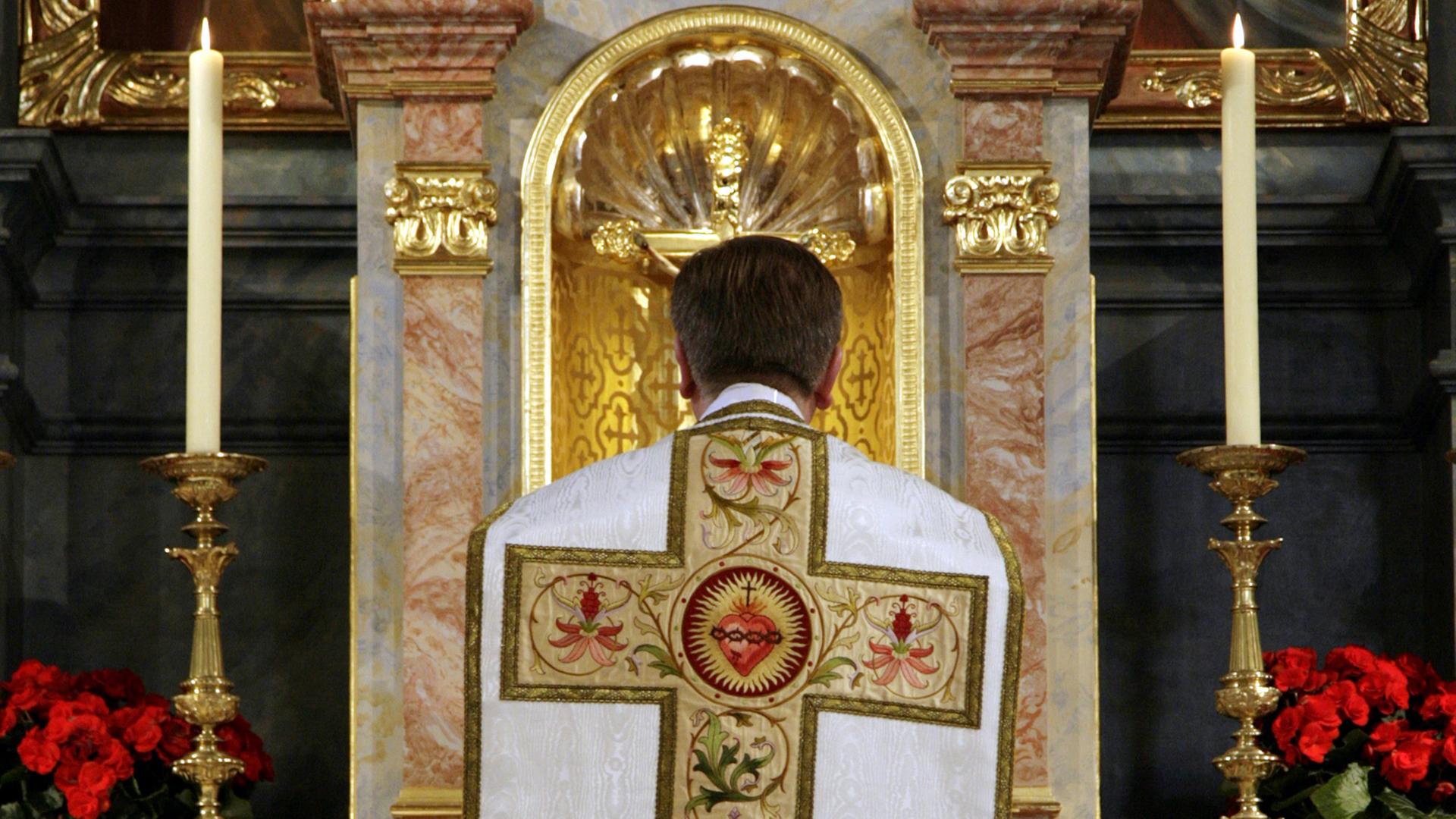 Priester bei katholischer Messe in Stuttgart