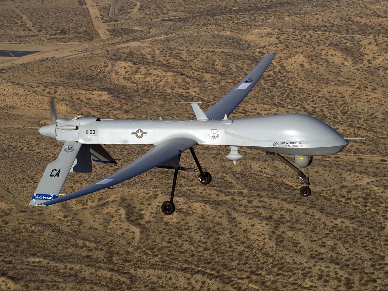 Eine unbemannte Kampfdrohne der US-Air-Force (MQ-1 Predator) fliegt in der Nähe eines logistischen Flughafens in Südkalifornien. Eine unbemannte Kampfdrohne der US-Air-Force (MQ-1 Predator) fliegt in der Nähe eines logistischen Flughafens in Südkalifornien.