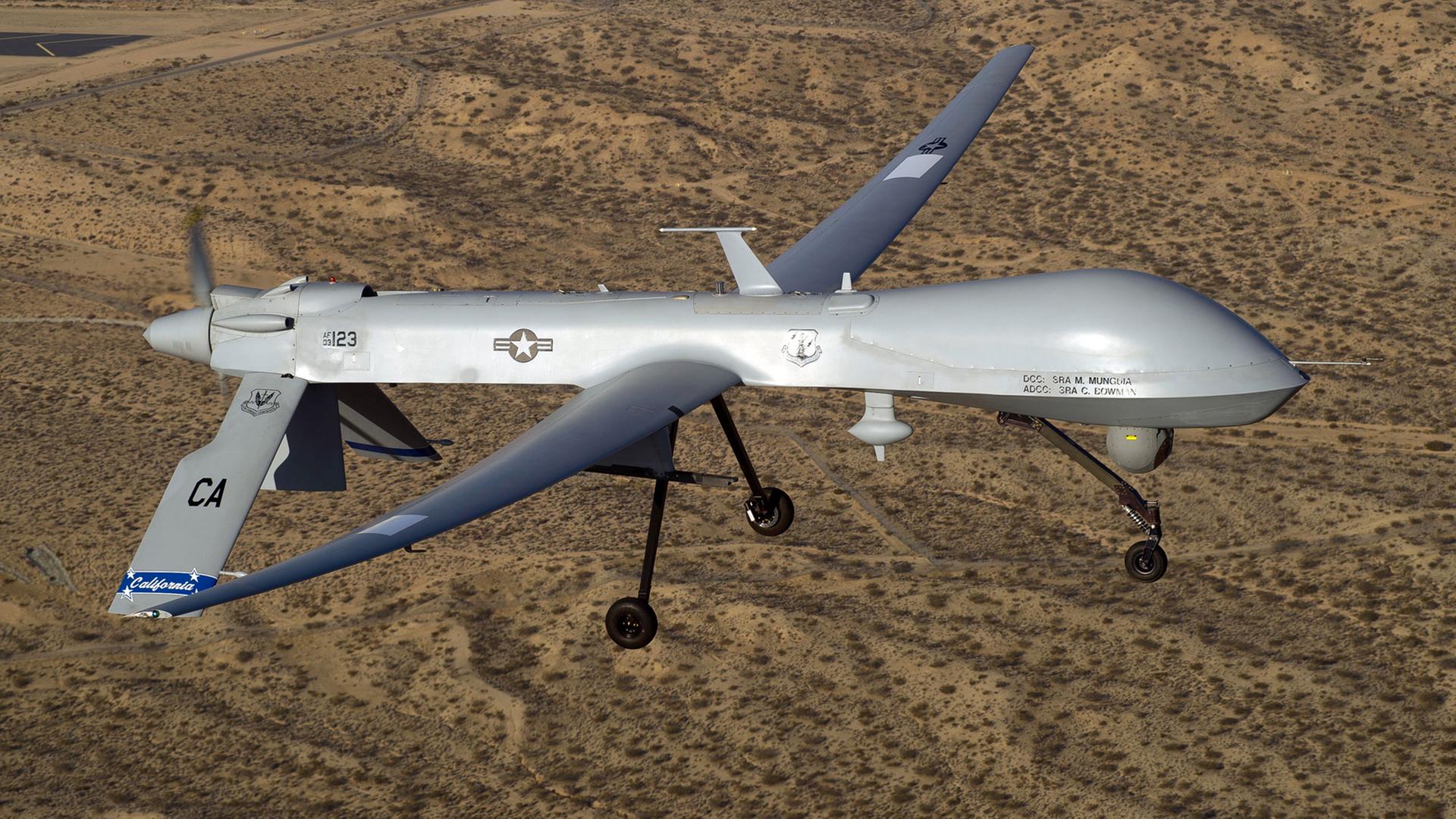 Eine unbemannte Kampfdrohne der US-Air-Force (MQ-1 Predator) fliegt in der Nähe eines logistischen Flughafens in Südkalifornien. Eine unbemannte Kampfdrohne der US-Air-Force (MQ-1 Predator) fliegt in der Nähe eines logistischen Flughafens in Südkalifornien.