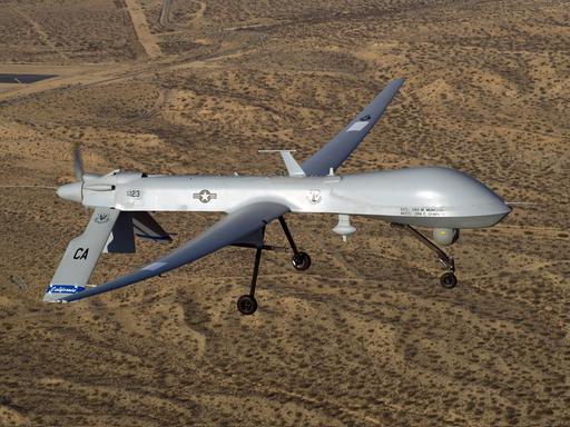 Eine unbemannte Kampfdrohne der US-Air-Force (MQ-1 Predator) fliegt in der Nähe eines logistischen Flughafens in Südkalifornien.