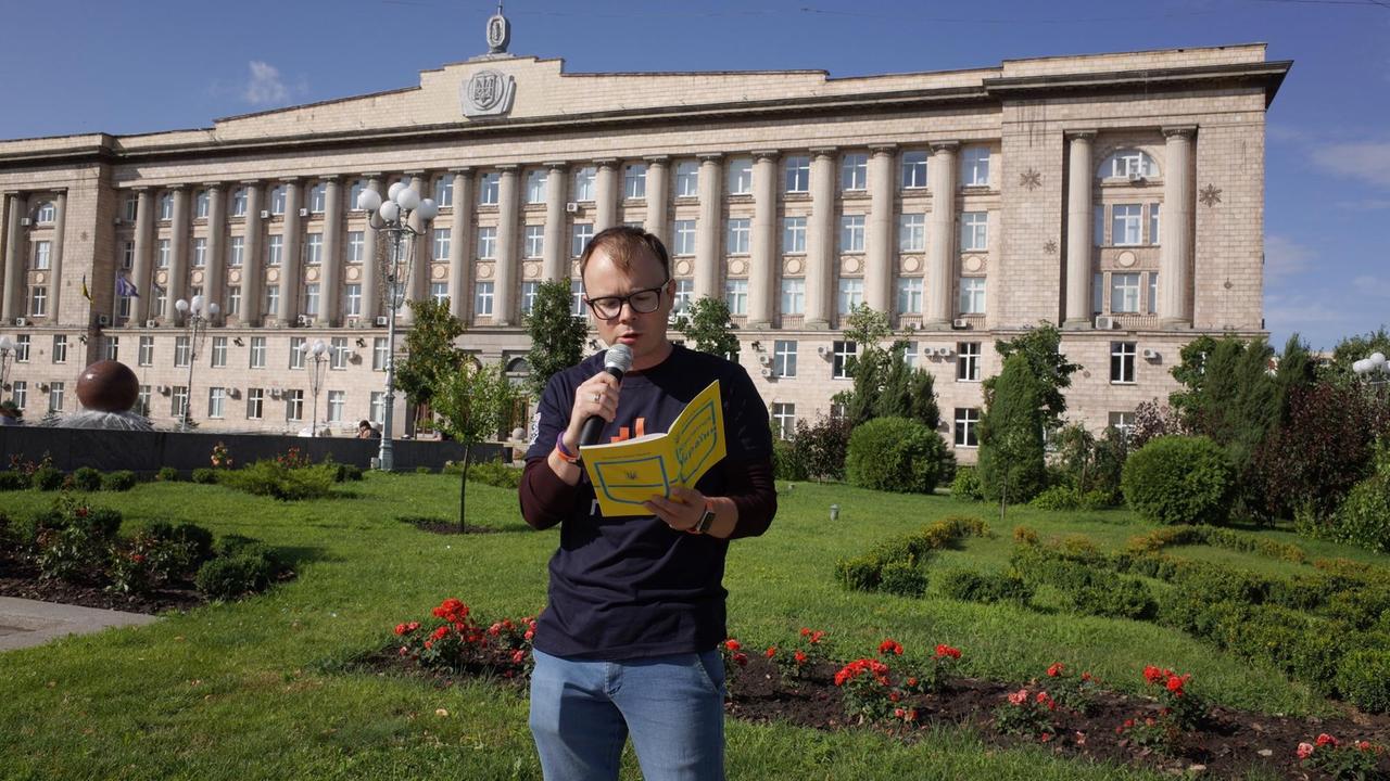 In ukrainischen Stadt Tscherkassy wirbt Viktor Jewpak für seine Kandidatur. Er will für die Partei "Stimme" in das Parlament einziehen. In ukrainischen Stadt Tscherkassy wirbt Viktor Jewpak für seine Kandidatur. Er will für die Partei "Stimme" in das Parlament einziehen.