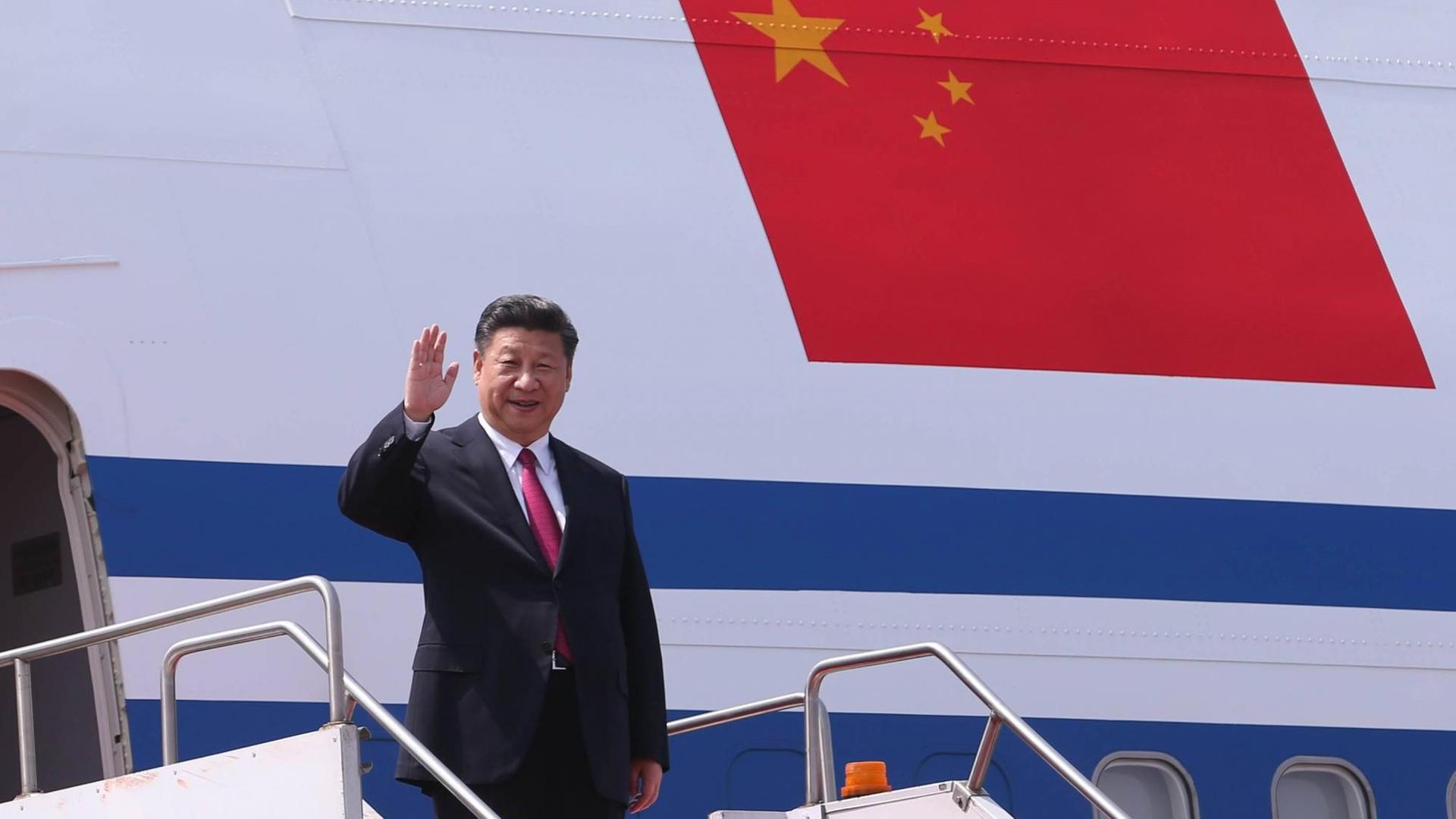 Chinas Präsident Xi Jinping steigt am Flughagen von Dhaka, Bangladesch aus dem Flugzeug.