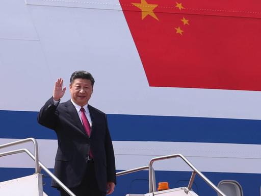 Chinas Präsident Xi Jinping steigt am Flughagen von Dhaka, Bangladesch aus dem Flugzeug.