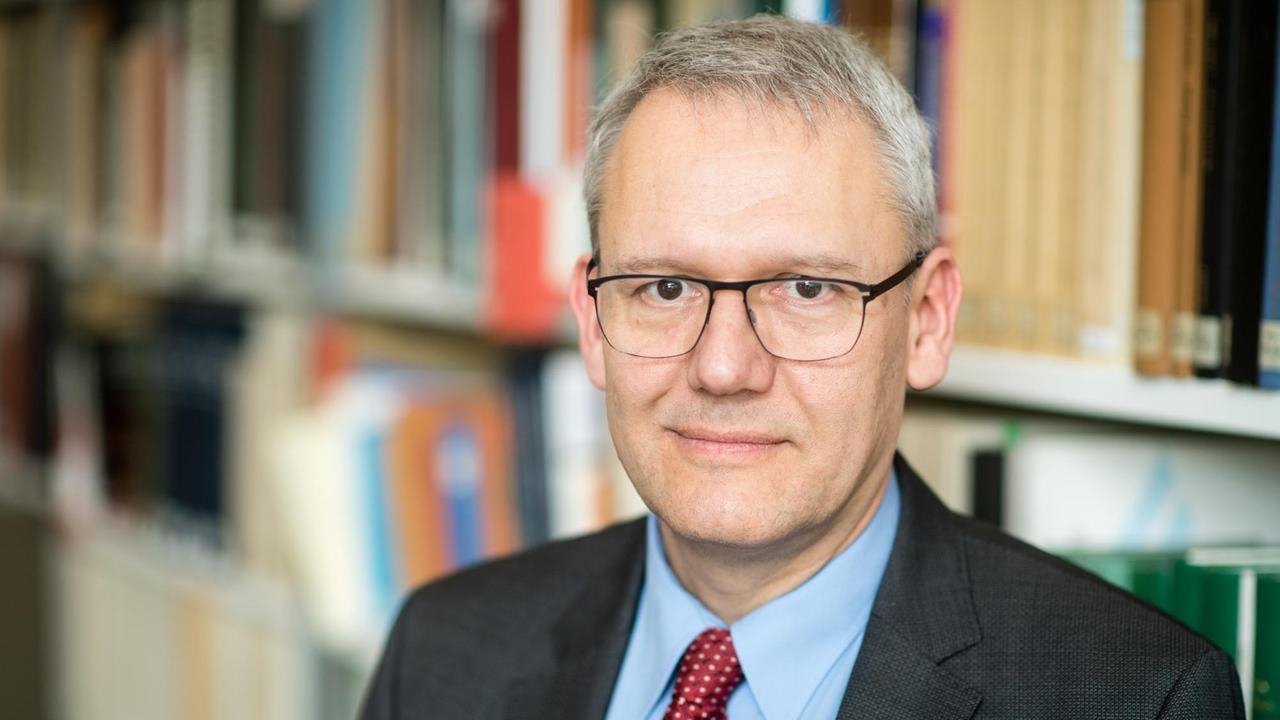 Andreas Wirsching, Leiter des Instituts für Zeitgeschichte, blickt am 06.03.2017 im Anschluss einer Pressekonferenz zum Projekt "Demokratische Kultur und NS-Vergangenheit" im Institut für Zeitgeschichte (IfZ) in München (Bayern) in die Kamera Andreas Wirsching, Leiter des Instituts für Zeitgeschichte, blickt am 06.03.2017 im Anschluss einer Pressekonferenz zum Projekt "Demokratische Kultur und NS-Vergangenheit" im Institut für Zeitgeschichte (IfZ) in München (Bayern) in die Kamera