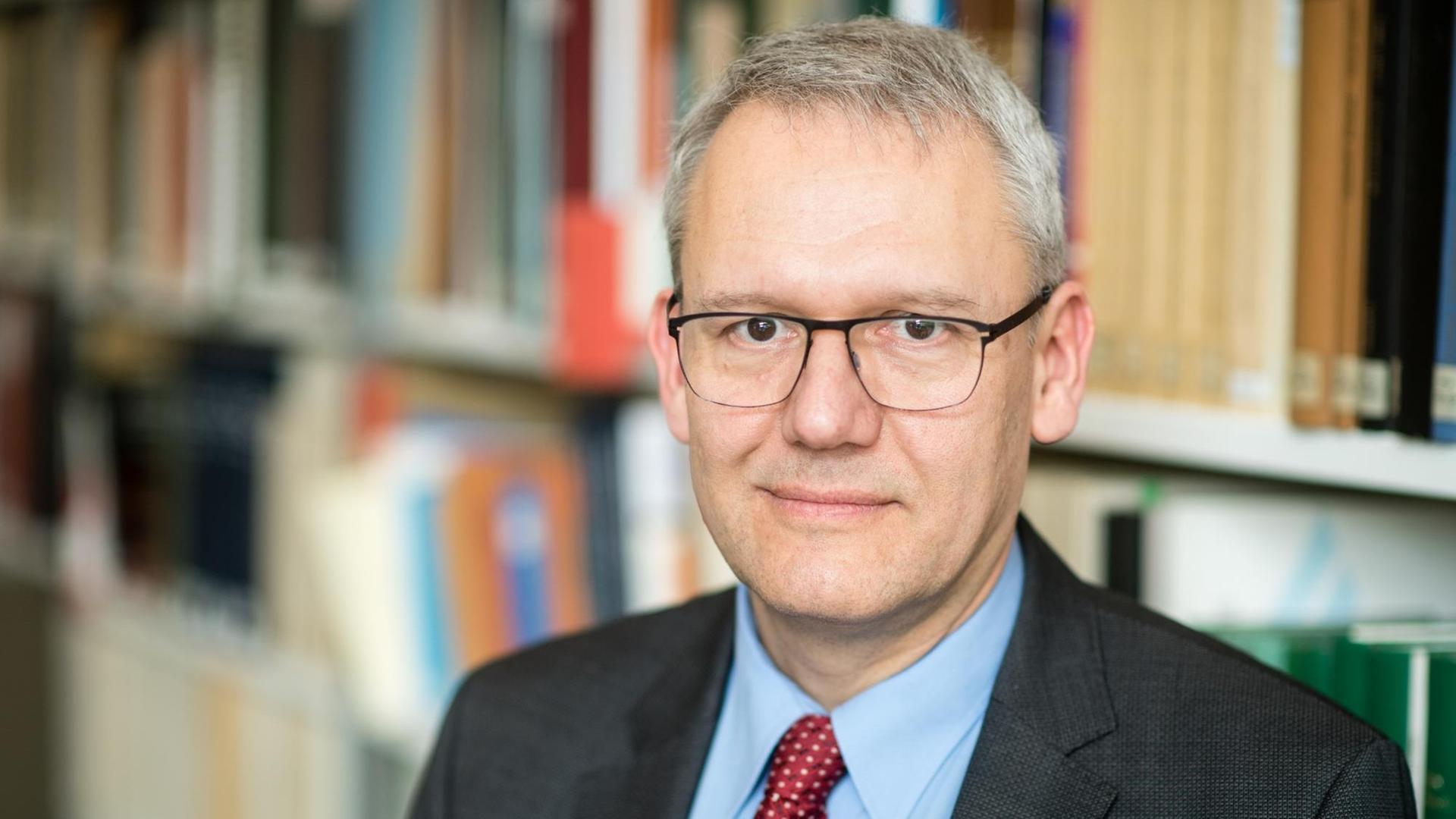 Andreas Wirsching, Leiter des Instituts für Zeitgeschichte, blickt am 06.03.2017 im Anschluss einer Pressekonferenz zum Projekt "Demokratische Kultur und NS-Vergangenheit" im Institut für Zeitgeschichte (IfZ) in München (Bayern) in die Kamera Andreas Wirsching, Leiter des Instituts für Zeitgeschichte, blickt am 06.03.2017 im Anschluss einer Pressekonferenz zum Projekt "Demokratische Kultur und NS-Vergangenheit" im Institut für Zeitgeschichte (IfZ) in München (Bayern) in die Kamera