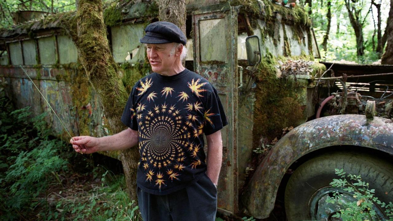 Der amerikanische Schriftsteller Ken Kesey steht im Juli 2001 auf seiner Farm in Pleasant Hill im US-Bundesstaat Oregon vor seinem legendären, ehemals bunt bemalten Bus "Further", der mittlerweile mit Moos bewachsen ist. Ken Kesey wurde am 17.9.1935 in La Junta in Colorado geboren und starb am 10.11.2001 in Eugene in Oregon an Krebs. Sein bekanntestes Werk ist der Roman "Einer flog über das Kuckucksnest". Der amerikanische Schriftsteller Ken Kesey steht im Juli 2001 auf seiner Farm in Pleasant Hill im US-Bundesstaat Oregon vor seinem legendären, ehemals bunt bemalten Bus "Further", der mittlerweile mit Moos bewachsen ist. Ken Kesey wurde am 17.9.1935 in La Junta in Colorado geboren und starb am 10.11.2001 in Eugene in Oregon an Krebs. Sein bekanntestes Werk ist der Roman "Einer flog über das Kuckucksnest".