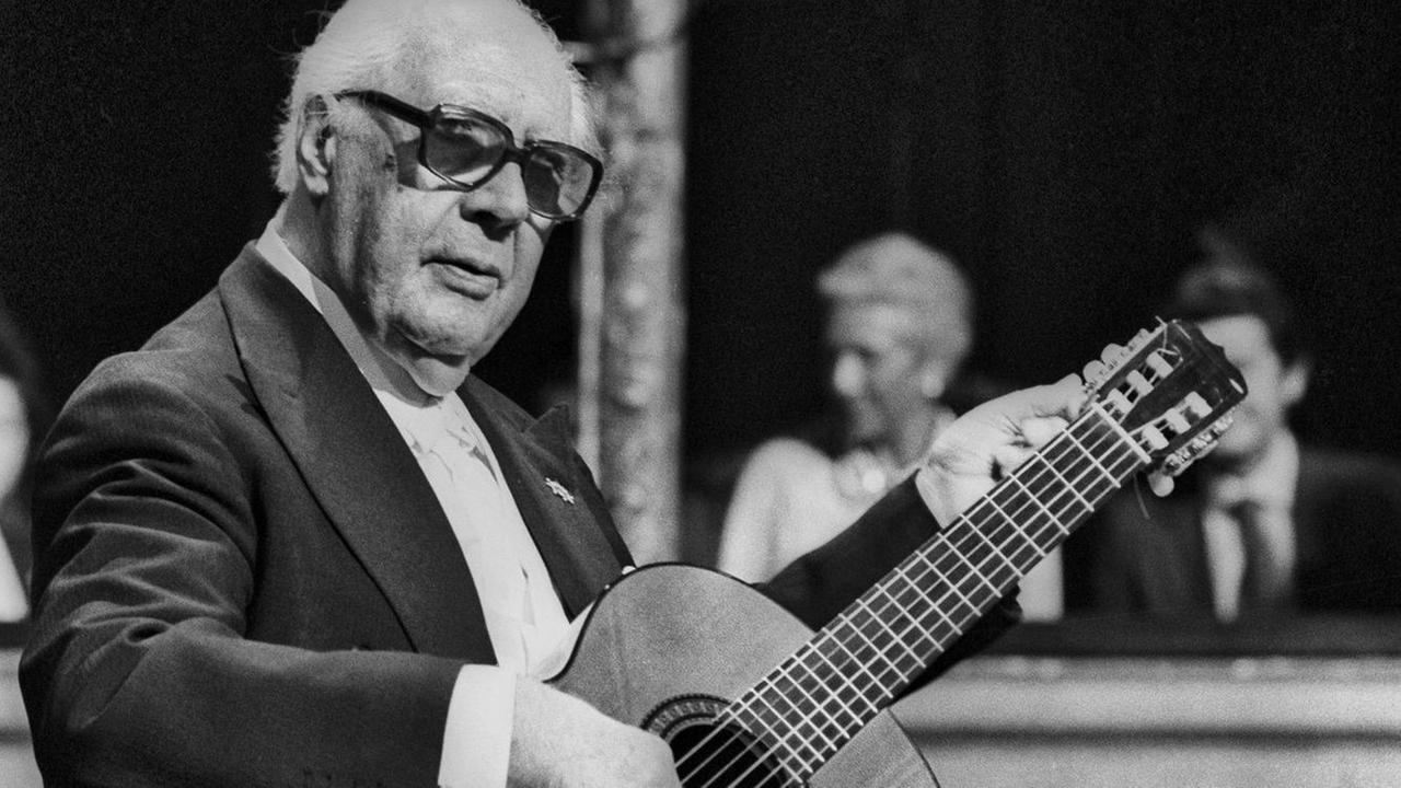 Der Gitarrist Andres Segovia spielt auf einem Konzert im Theater La Fenice in Venedig. Der Gitarrist Andres Segovia spielt auf einem Konzert im Theater La Fenice in Venedig.