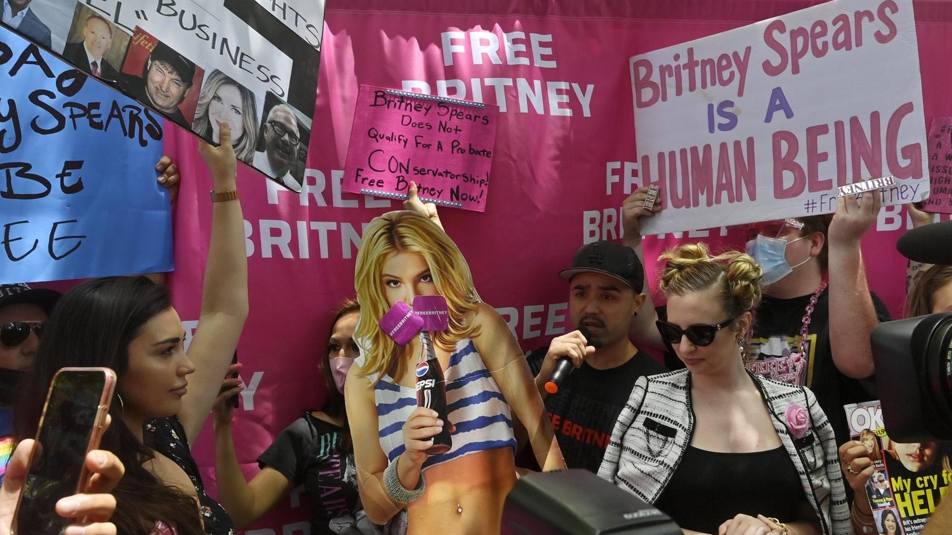 Fans in Los Angeles setzen sich für Britney Spears ein - die Sängerin befindet sich seit langer Zeit unter der Vormundschaft ihres Vaters. Fans in Los Angeles setzen sich für Britney Spears ein - die Sängerin befindet sich seit langer Zeit unter der Vormundschaft ihres Vaters.