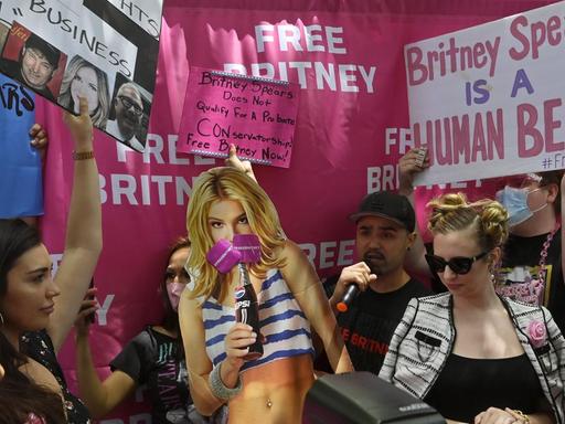 Fans in Los Angeles setzen sich für Britney Spears ein - die Sängerin befindet sich seit langer Zeit unter der Vormundschaft ihres Vaters.