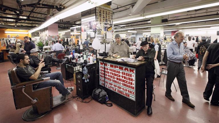 Eingangsbereich des „Astor Place“ in New York. Auf einem Schild steht, dass man unzählige Sprachen spricht. Eingangsbereich des „Astor Place“ in New York. Auf einem Schild steht, dass man unzählige Sprachen spricht.