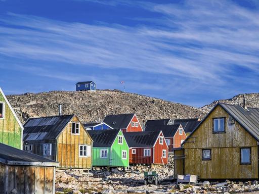 Bunte Häuser in Ittoqqortoormiit, Region Scoresbysund, Arktis, Grönland, Nordamerika