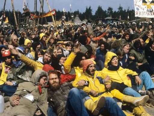 Polizei und Bundesgrenzschutz räumen am 04.06.1980 das Hüttendorf der "Republik Freies Wendland" nahe Gorleben, das Atomkraftgegner aus Protest gegen das geplante Atommüll-Lager neben der Tiefbohrstelle 1004 errichtet hatten.