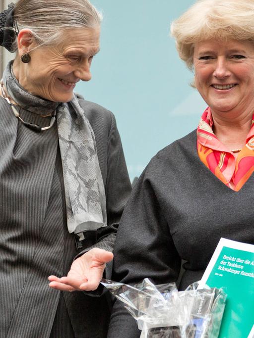 Taskforce-Chefin Ingeborg Berggreen-Merkel (links) übergibt Kulturstaatsministerin Monika Grütters (CDU) den Abschlussbericht zur Gurlitt-Sammlung.