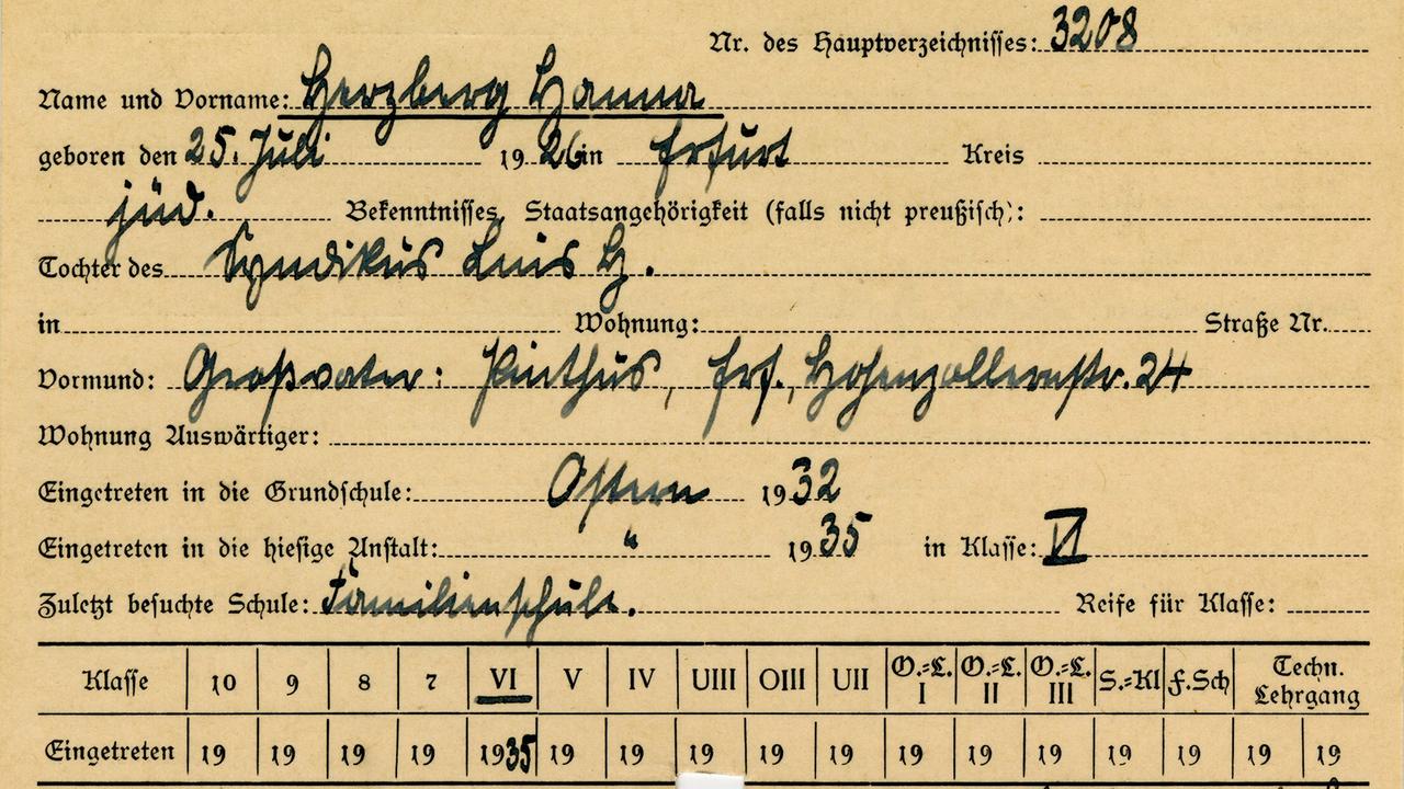 Ein handschriftlich ausgefüllte Meldekarte. Ein handschriftlich ausgefüllte Meldekarte.