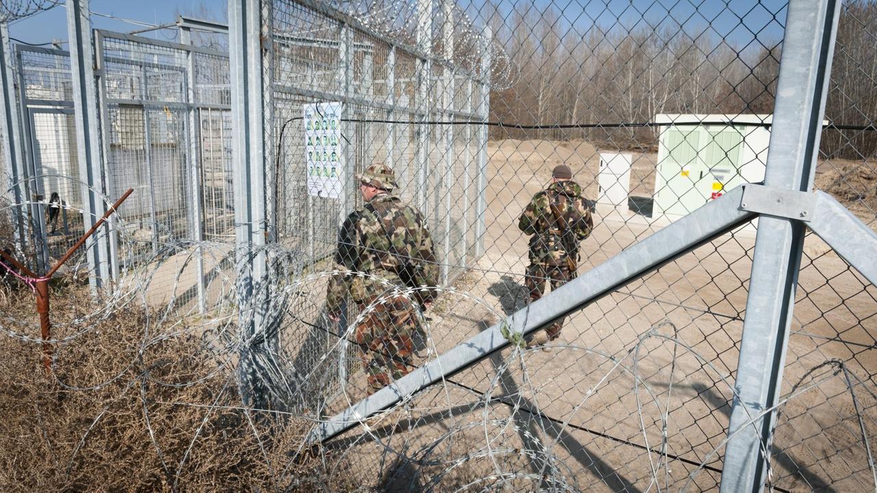 Keine Chance zur Flucht - Ungarn sichert seine Grenze mit mehrfach gesichertem Stacheldraht Keine Chance zur Flucht - Ungarn sichert seine Grenze mit mehrfach gesichertem Stacheldraht