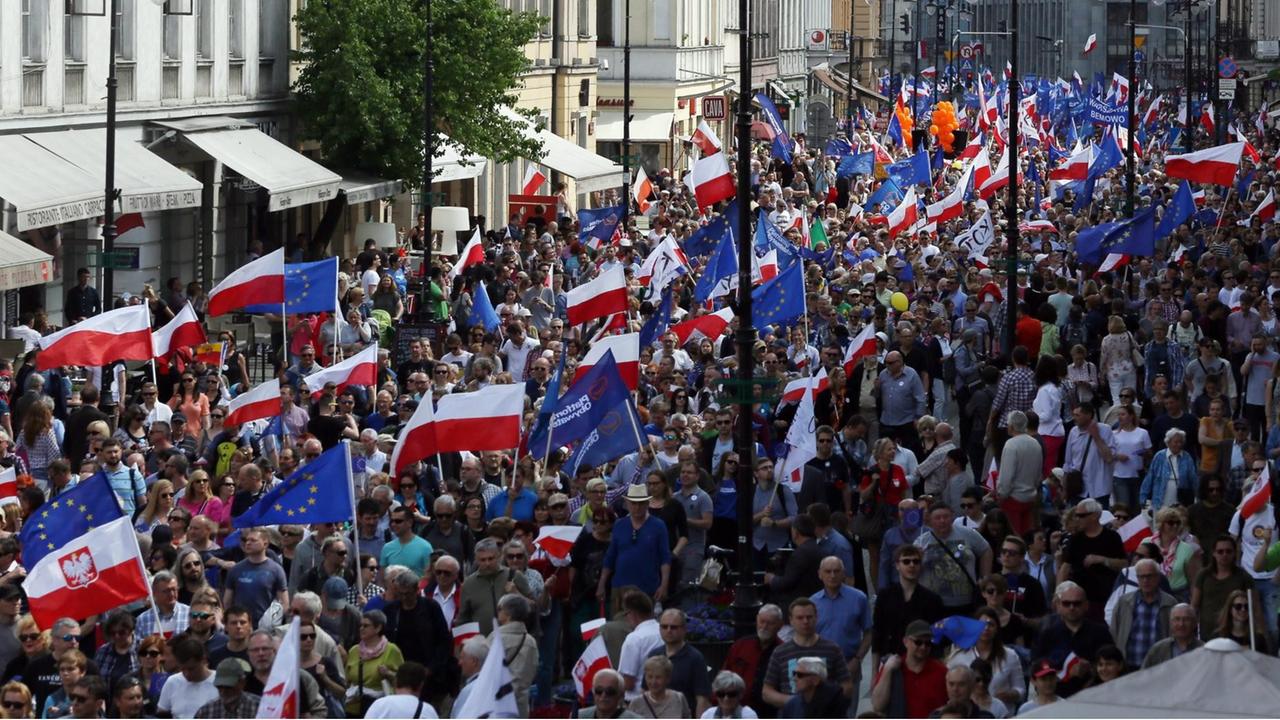 "Wir sind und bleiben Europa": Teilnehmer der Demonstration in Warschau