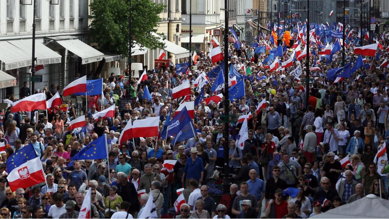 "Wir sind und bleiben Europa": Teilnehmer der Demonstration in Warschau "Wir sind und bleiben Europa": Teilnehmer der Demonstration in Warschau