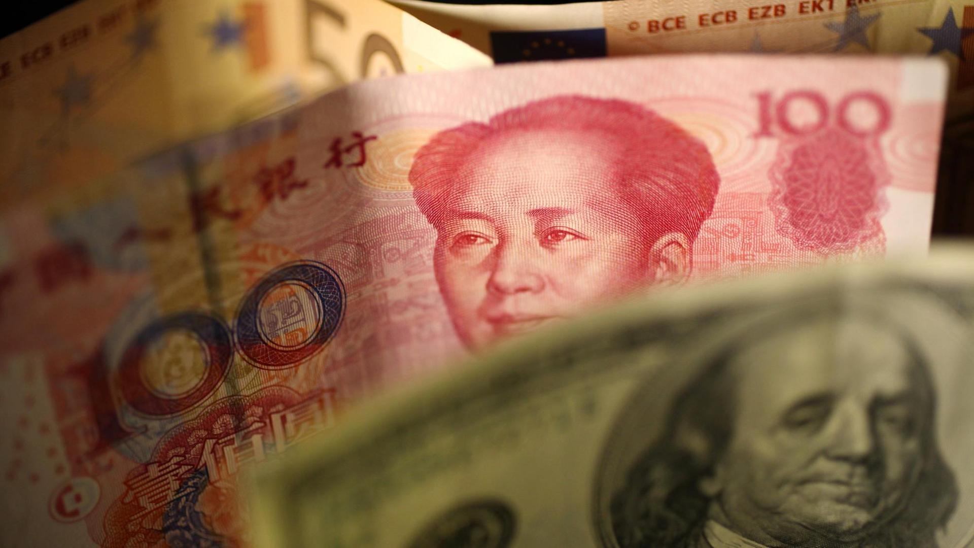 Jeweils ein Geldschein der Währungen Dollar, Reminbi und Euro. Jeweils ein Geldschein der Währungen Dollar, Reminbi und Euro.
