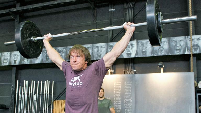 Der Sportwissenschaftler und Ex-Rugby-Spieler Leo Löhr beim Crossfit-Training. Der Sportwissenschaftler und Ex-Rugby-Spieler Leo Löhr beim Crossfit-Training.