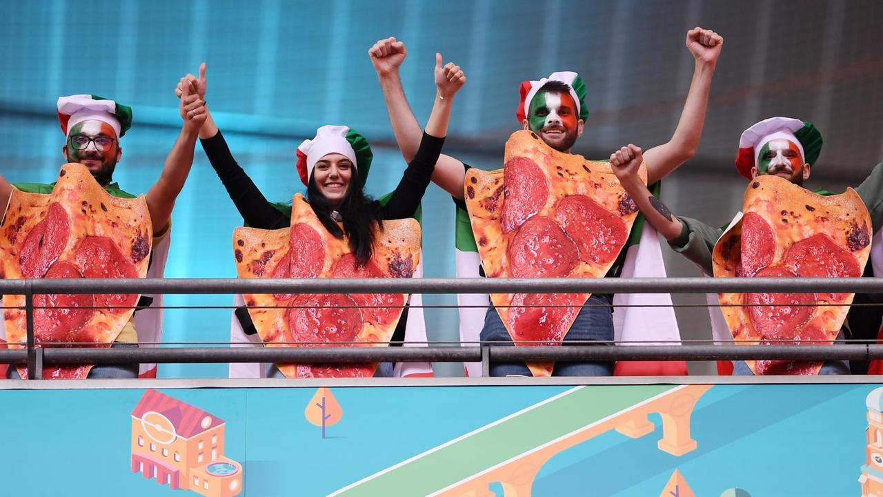 Fußballfans ind Pizzakostümen vor dem EM-Spiel Italien gegen Österreich in London. Fußballfans ind Pizzakostümen vor dem EM-Spiel Italien gegen Österreich in London.