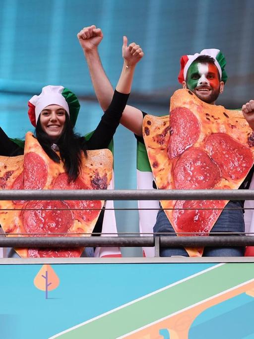 Fußballfans ind Pizzakostümen vor dem EM-Spiel Italien gegen Österreich in London.