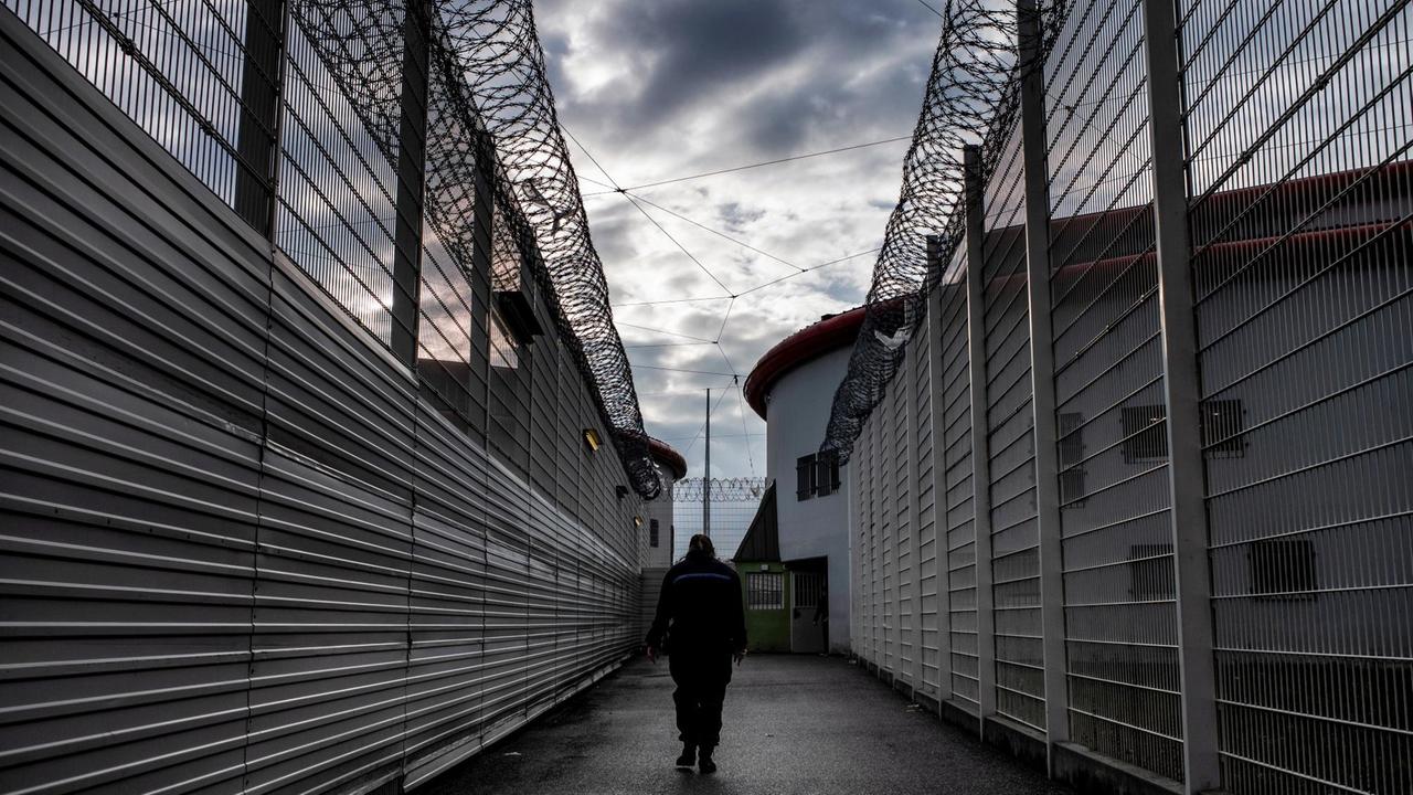 Ein Sicherheitsbeamter im Gefängnis der französischen Stadt Bourg-en-Bresse