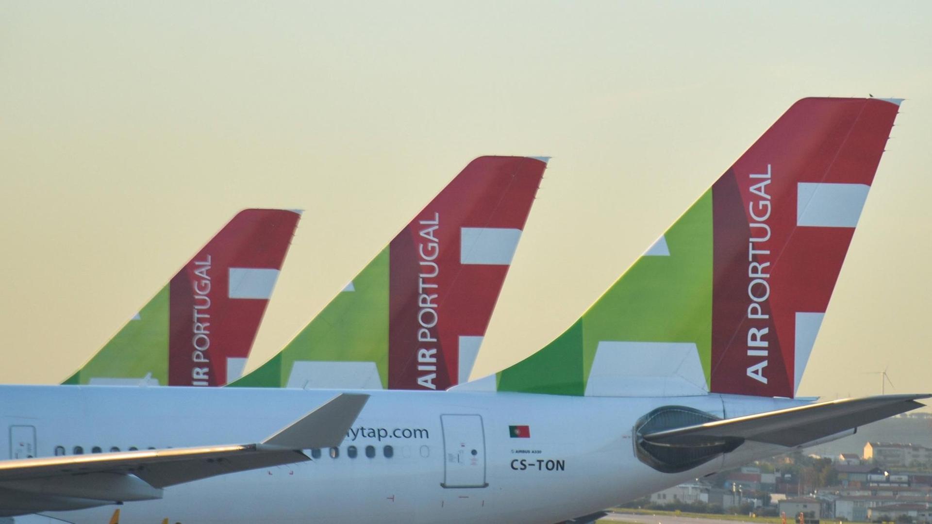 Blick auf drei Flugzeuge mit dem Schriftzug "Air Portugal" auf dem Flügel, die auf dem Flughafengelände Lissabon stehen - am 17.04.2018 Blick auf drei Flugzeuge mit dem Schriftzug "Air Portugal" auf dem Flügel, die auf dem Flughafengelände Lissabon stehen - am 17.04.2018