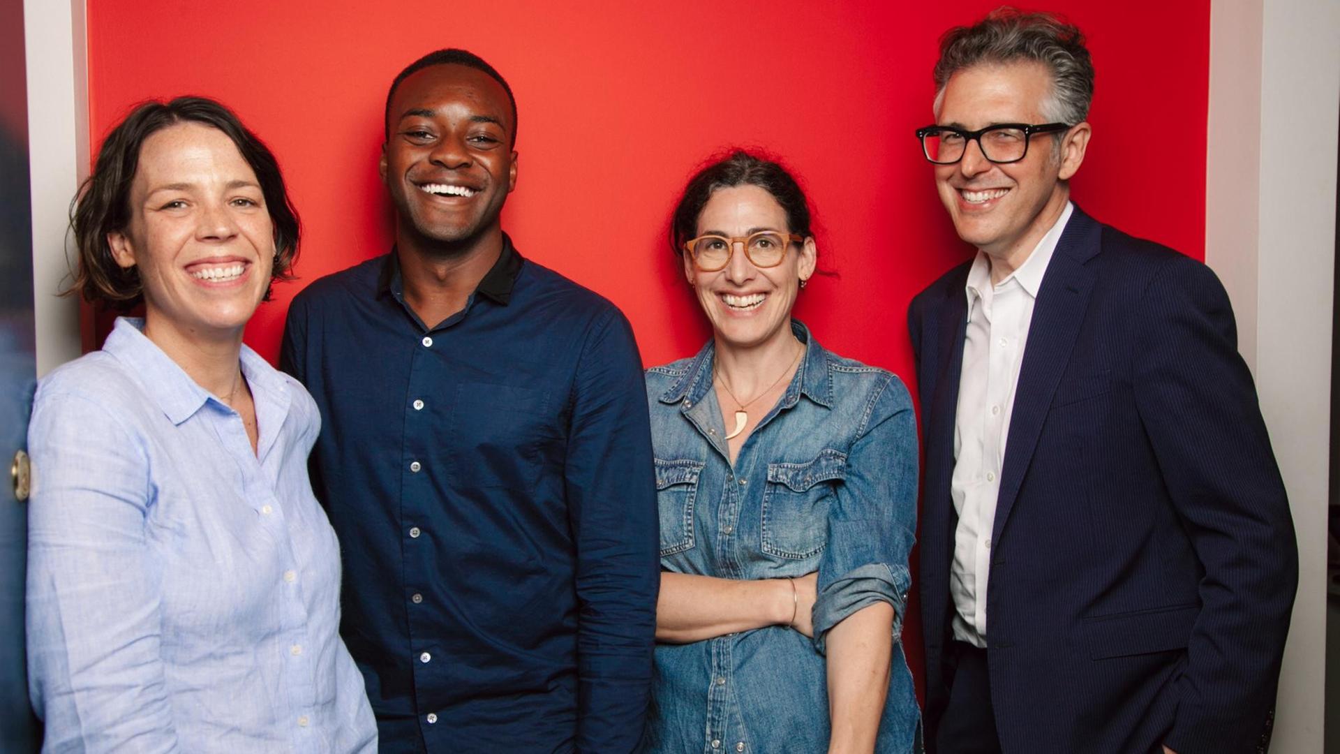 Das Bild zeigt das Team hinter der dritten Staffel des Serial-Podcasts (v.l.n.r): Producerin Julie Snyder, die Reporter Emmanuel Dzotsi und Sarah Koenig sowie Redakteur Ira Glass Das Bild zeigt das Team hinter der dritten Staffel des Serial-Podcasts (v.l.n.r): Producerin Julie Snyder, die Reporter Emmanuel Dzotsi und Sarah Koenig sowie Redakteur Ira Glass